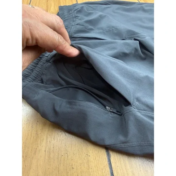 Lululemon Mens THE Short 9 Inch Charcoal Grey Mesh Panel Athletic Gym Shorts M - Picture 11 of 16